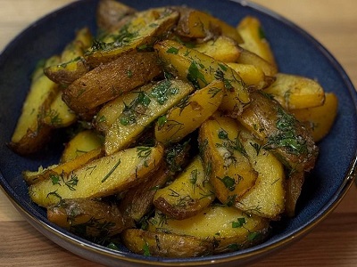 Картопля по селянськи з часниковим соусом - картопля, соус часниковий, залень.