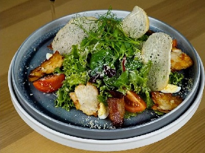 Цезар з куркою - мʼясо курки, мікс салату, чері, яйця перепелині, пармезан, соус.